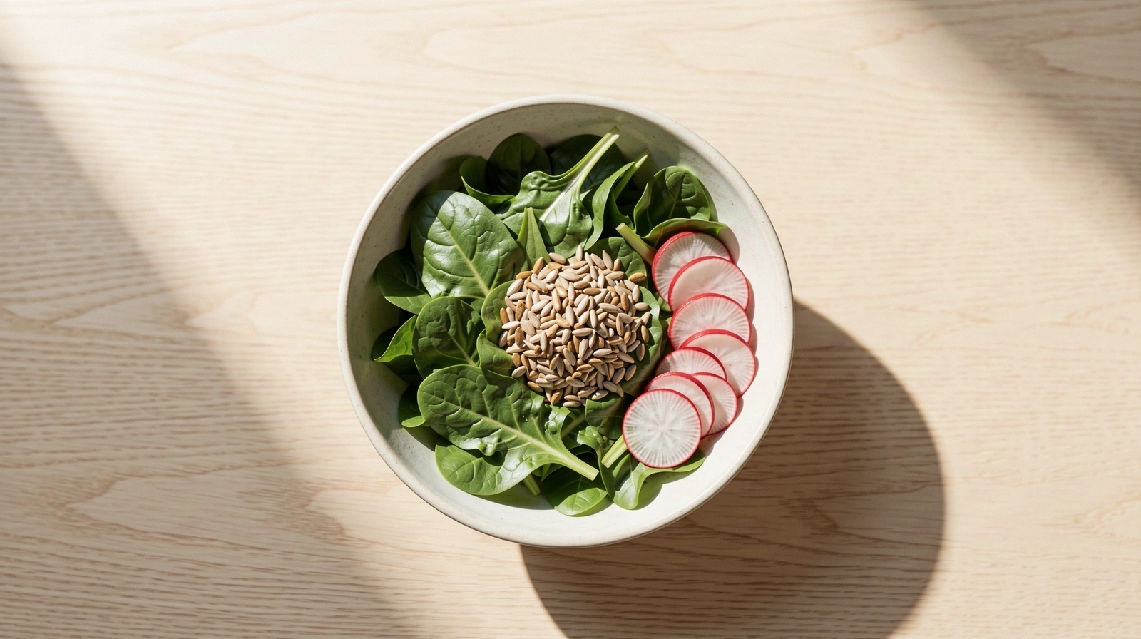 Tuoreita raaka-aineita valoisassa ympäristössä